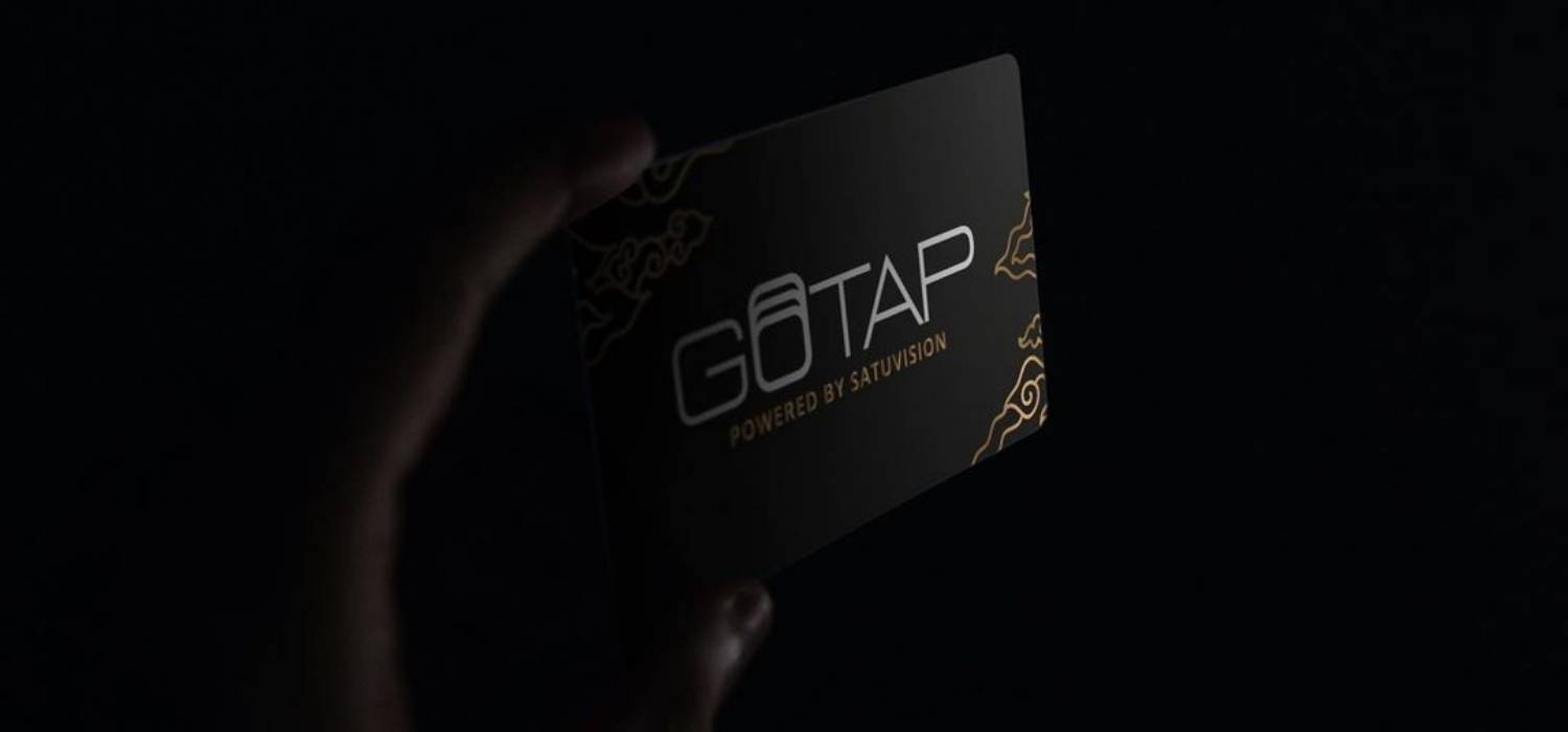 someone's hand hold the smart business card custom by GOTAP with dark background HD