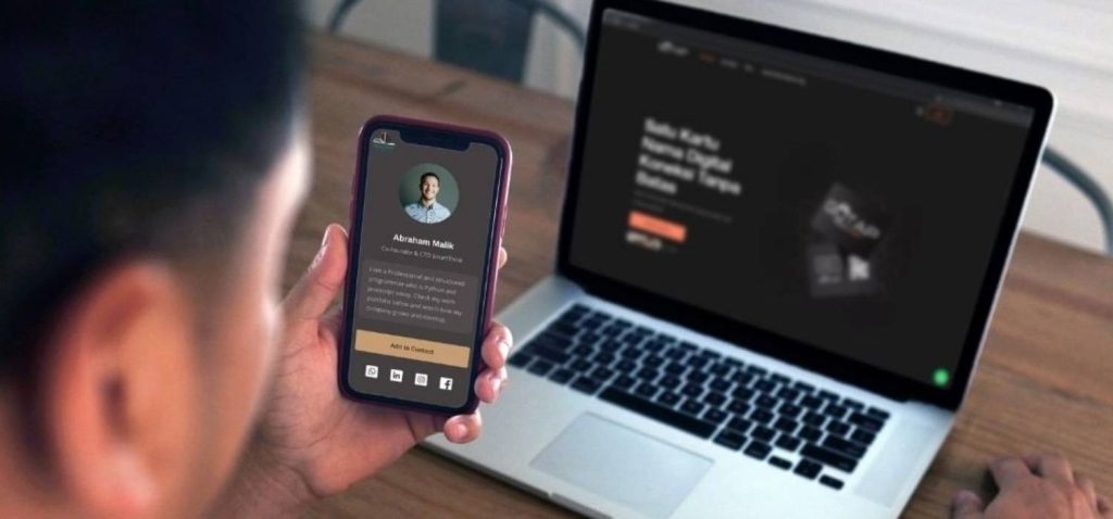 seorang pria yang penasaran melihat profilnya di ponsel dan laptop di depannya