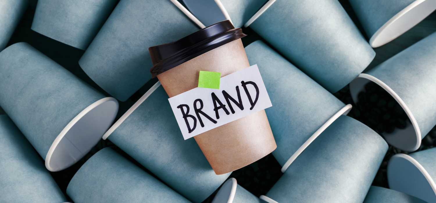 Ilustrasi brand personality dengan segelas coffee cup berwarna coklat dan banyak cup yang berwarna abu-abu