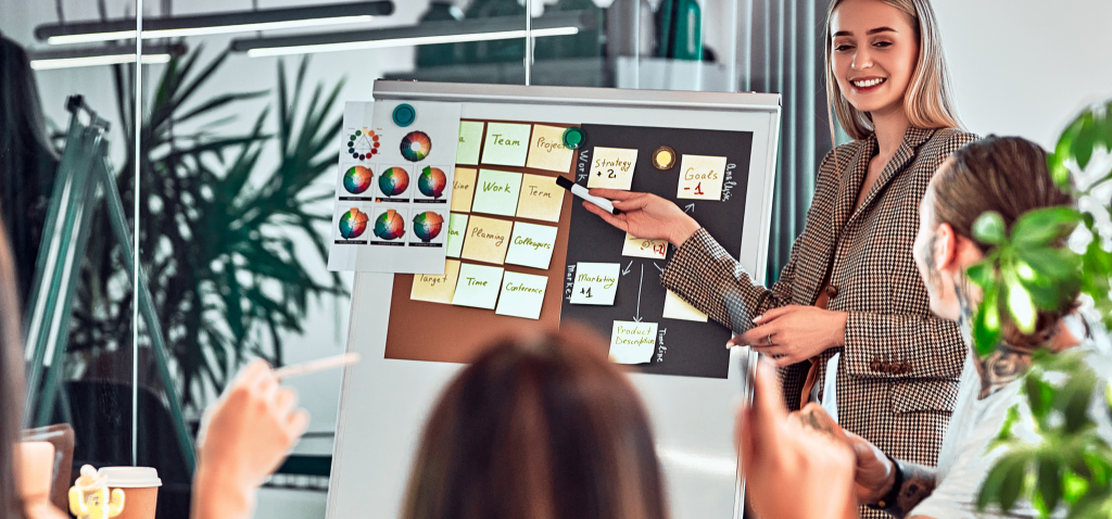 seorang wanita sedang mempresentasikan kampanye pemasaran nfc kepada rekan kerjanya di kantor yang semuanya menggunakan kartu nama pintar